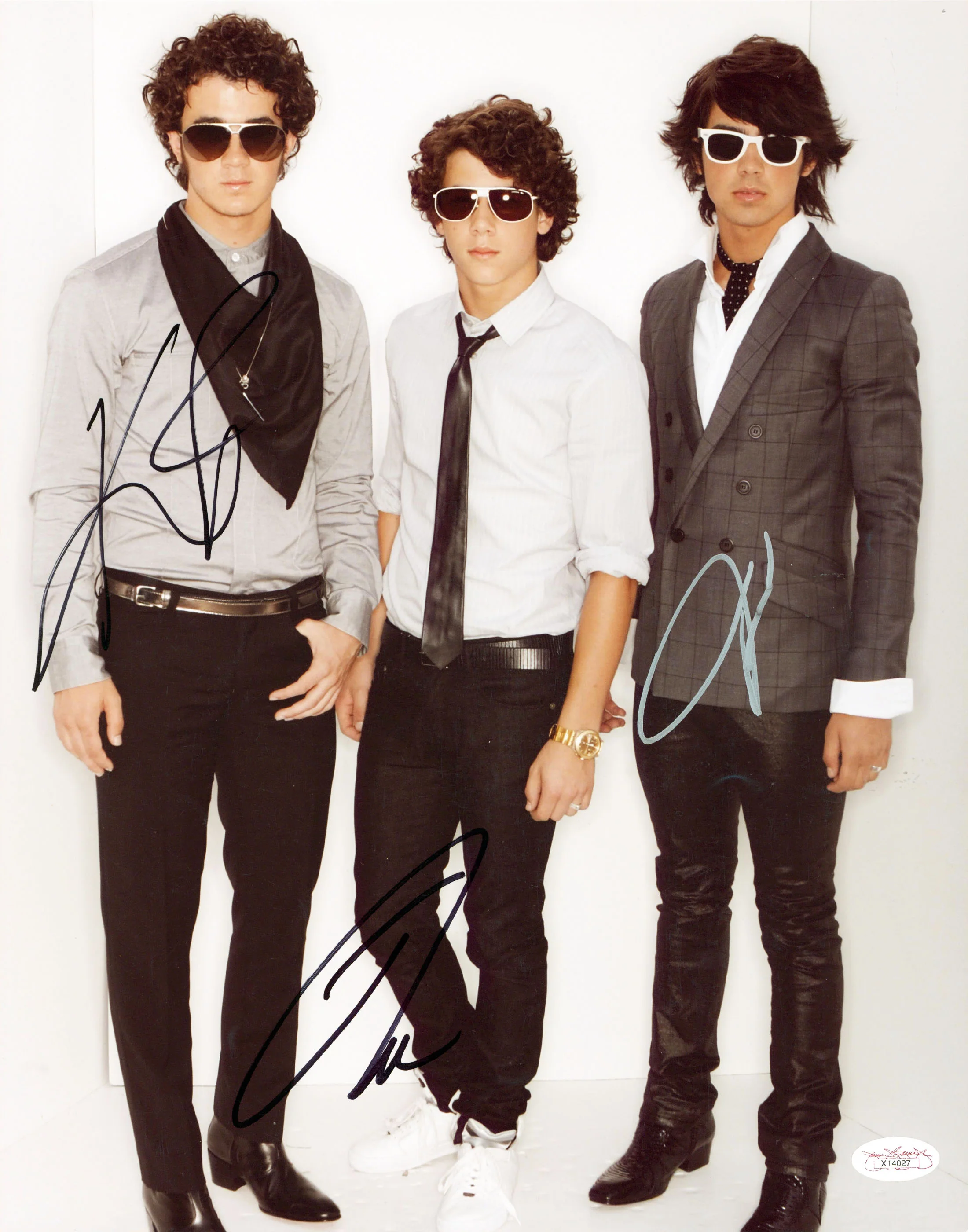 The Jonas Brothers (3) Nick, Joe & Kevin Signed 11x14 Vertical Photo JSA #X14027 - Image 2
